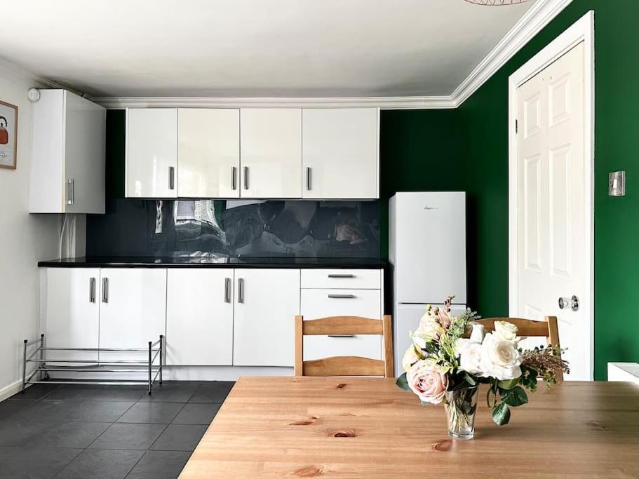 6 Guests House Old Trafford,Media City,City Centre, Free Parking Manchester Exterior photo